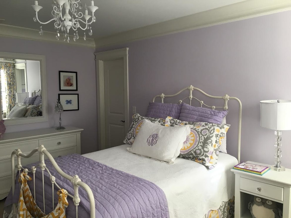 Foto de dormitorio infantil clásico renovado grande con paredes púrpuras y moqueta