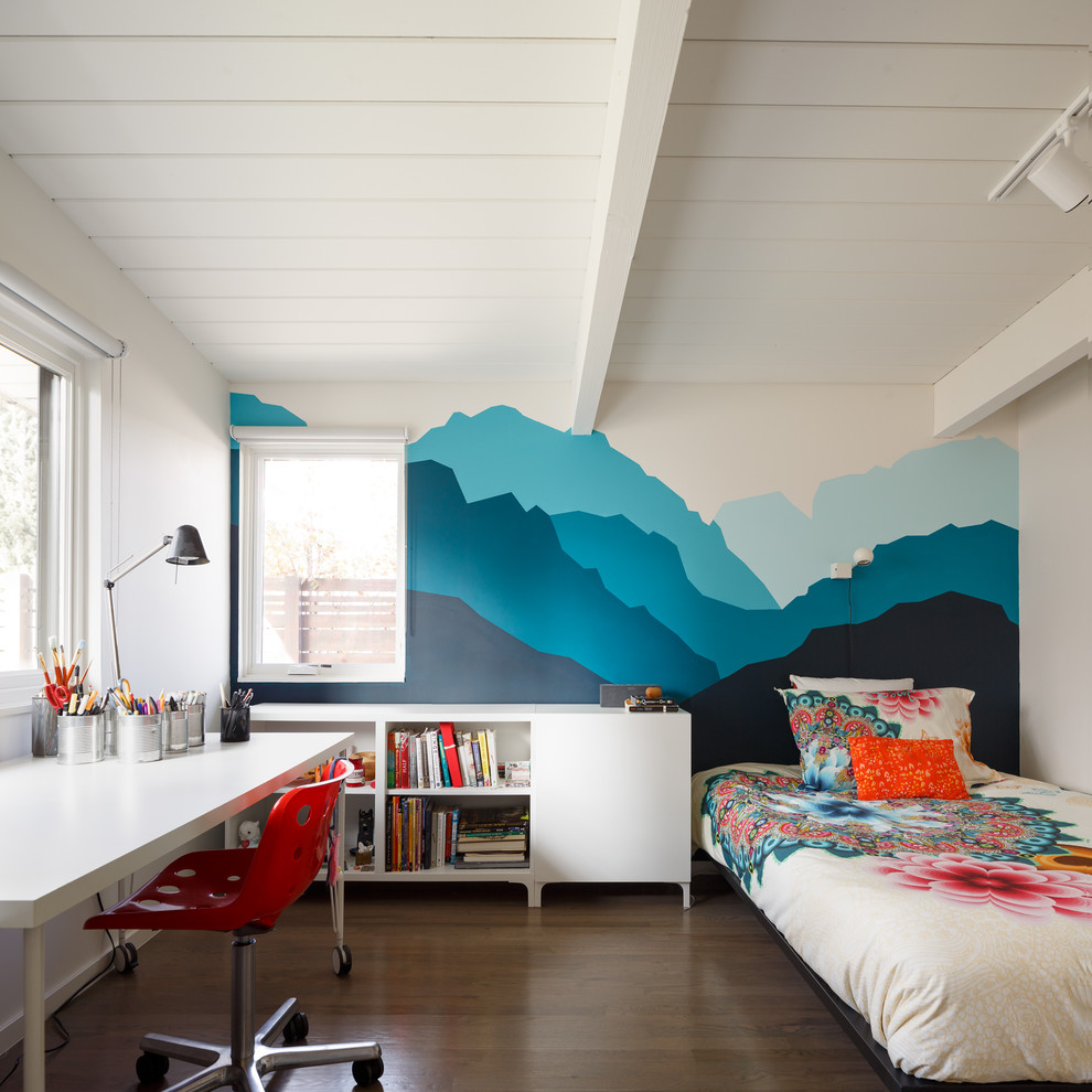 Exempel på ett 60 tals barnrum kombinerat med sovrum, med flerfärgade väggar och mörkt trägolv