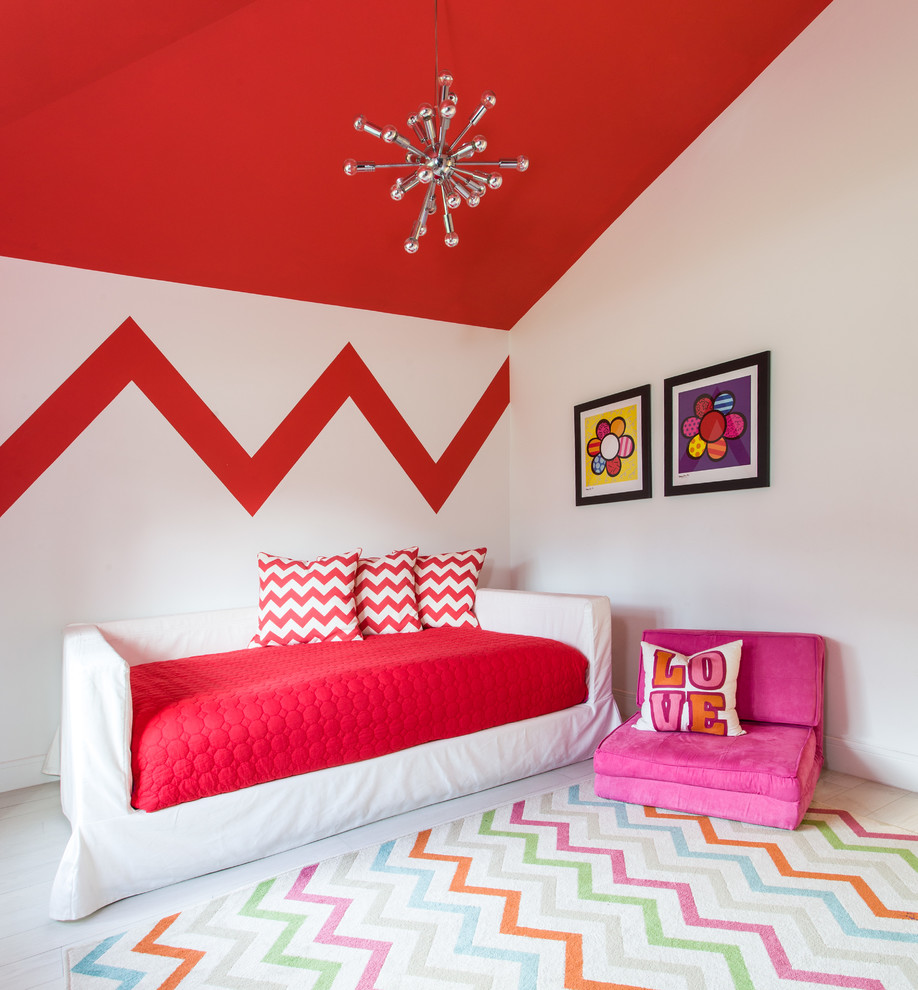 Foto på ett litet funkis flickrum kombinerat med sovrum, med flerfärgade väggar och målat trägolv