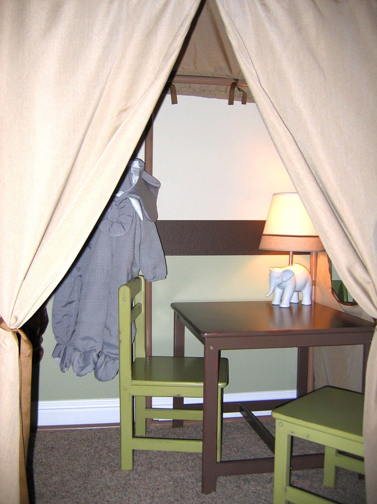Diseño de dormitorio infantil de 4 a 10 años tropical grande con paredes beige y moqueta