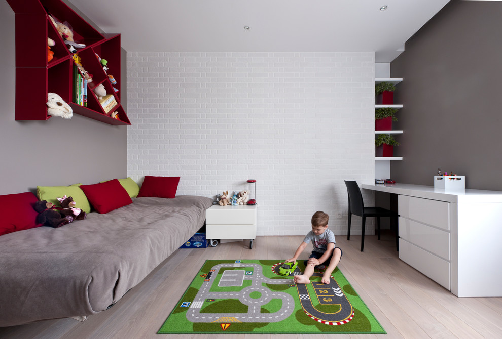 Diseño de dormitorio infantil de 4 a 10 años actual con paredes grises y suelo de madera clara