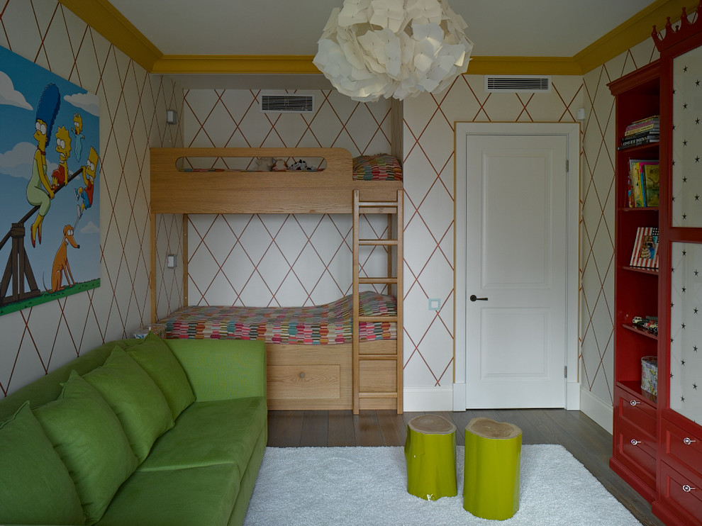 Idées déco pour une chambre d'enfant éclectique avec un mur multicolore, un sol en bois brun et un lit superposé.