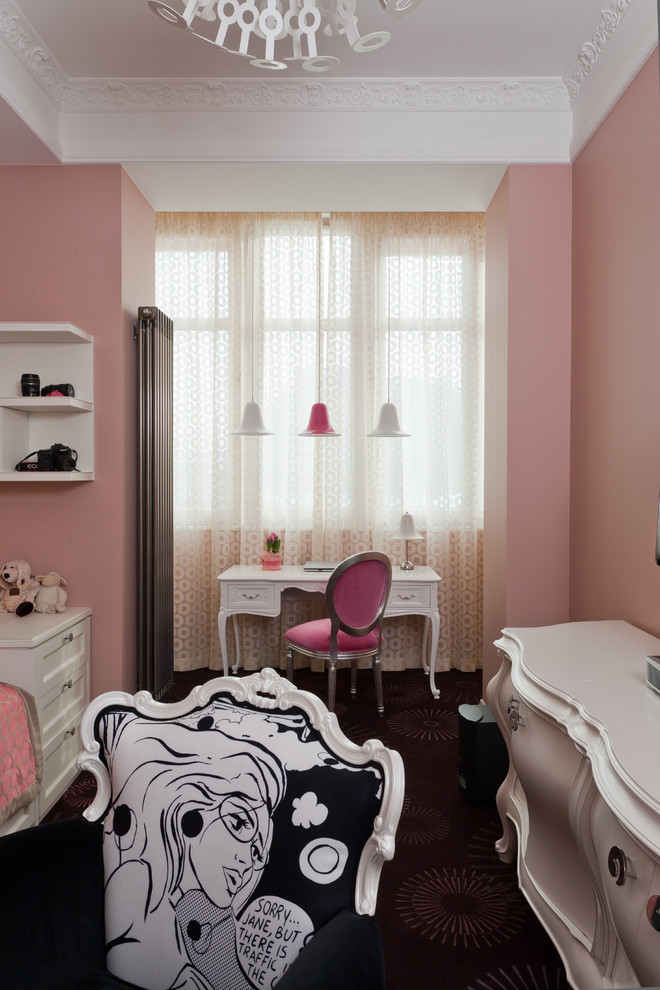 Ejemplo de dormitorio infantil clásico pequeño con paredes rosas y moqueta