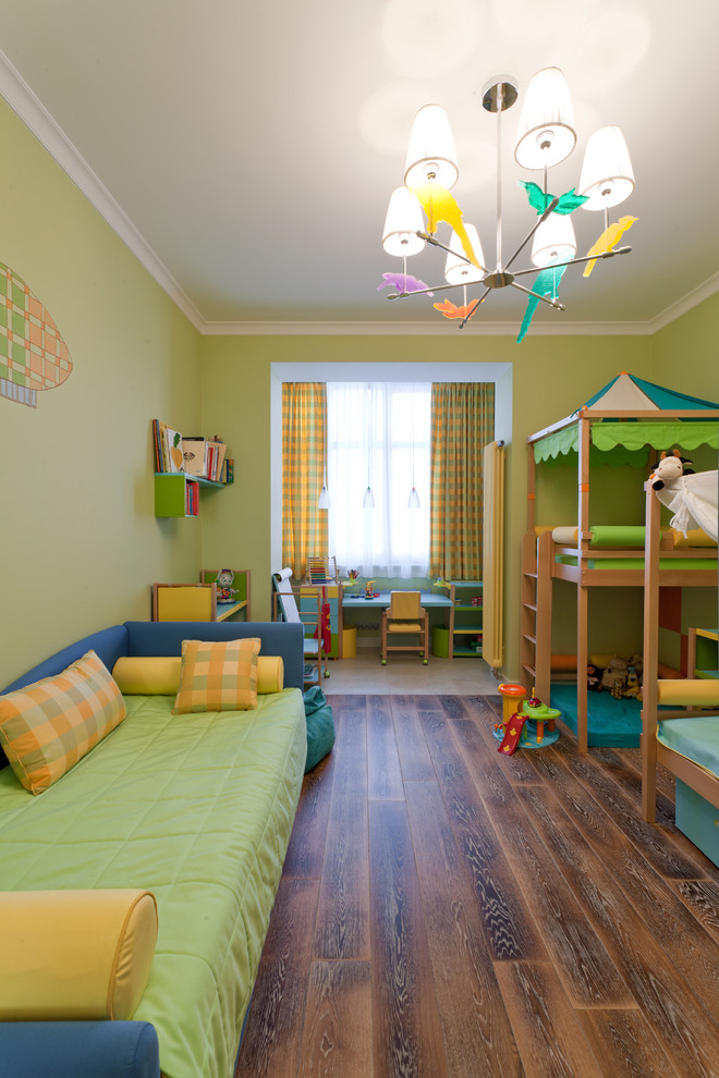 Идея дизайна: детская среднего размера в современном стиле с спальным местом, зелеными стенами и темным паркетным полом для ребенка от 4 до 10 лет, мальчика