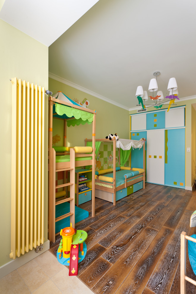 Idee per una cameretta per bambini da 4 a 10 anni minimal di medie dimensioni con pareti verdi e parquet scuro