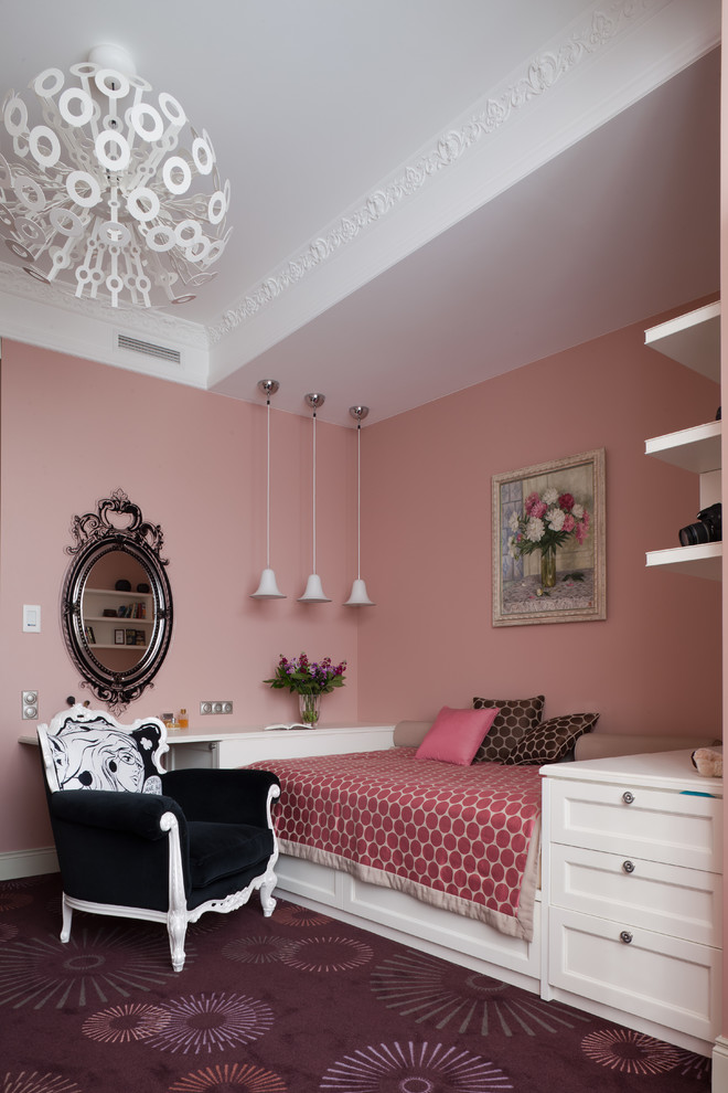 Bild på ett mellanstort vintage barnrum kombinerat med sovrum, med rosa väggar, heltäckningsmatta och lila golv