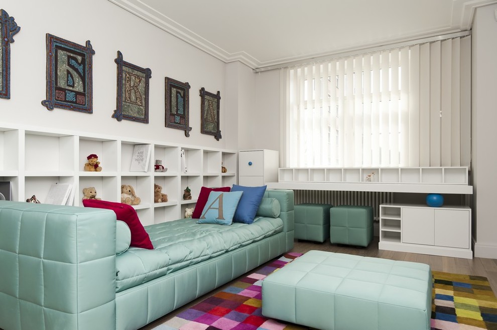 Neutrales Modernes Kinderzimmer mit Schlafplatz und weißer Wandfarbe in Moskau