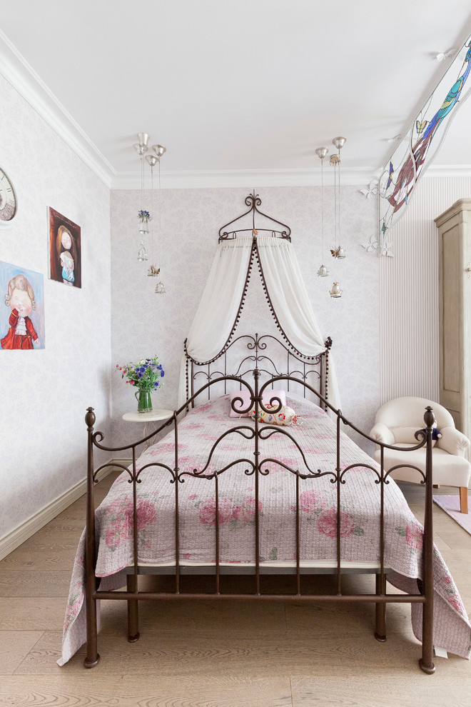 Пример оригинального дизайна: детская в современном стиле с спальным местом, белыми стенами и светлым паркетным полом для ребенка от 4 до 10 лет, девочки