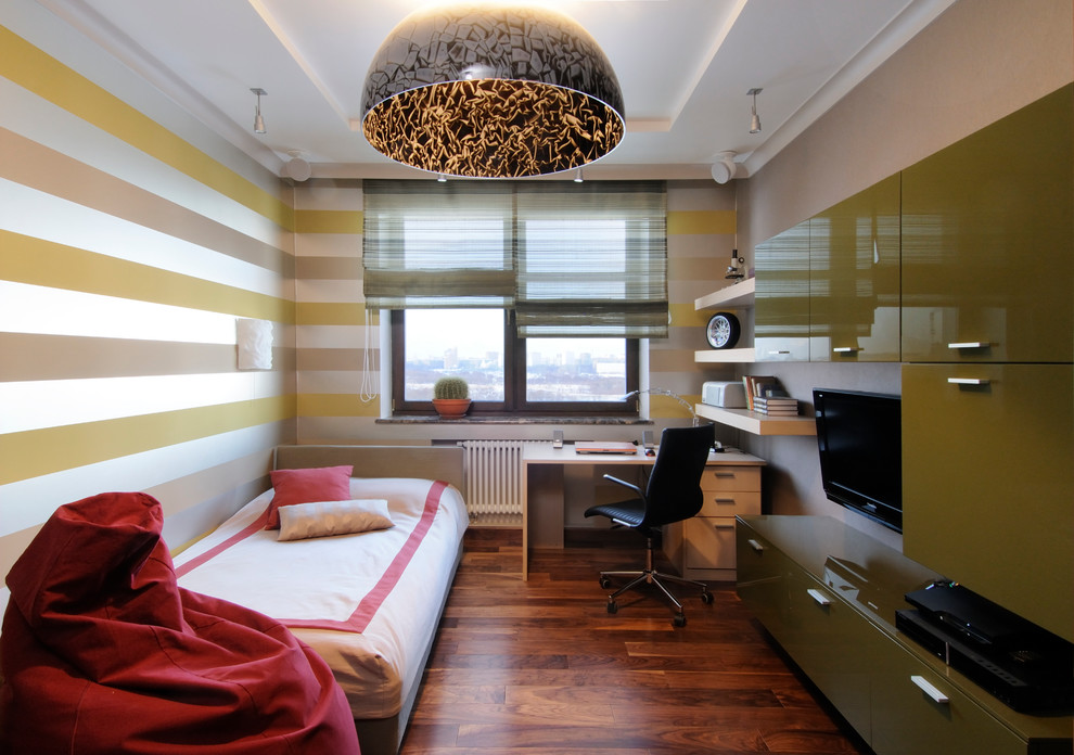 Inspiration pour une chambre d'ado design avec un mur multicolore et parquet foncé.