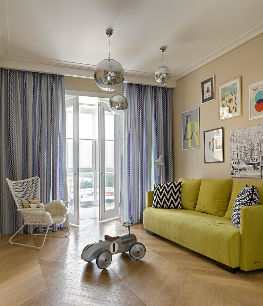 Immagine di una cameretta per bambini boho chic con pareti beige, parquet chiaro e pavimento beige