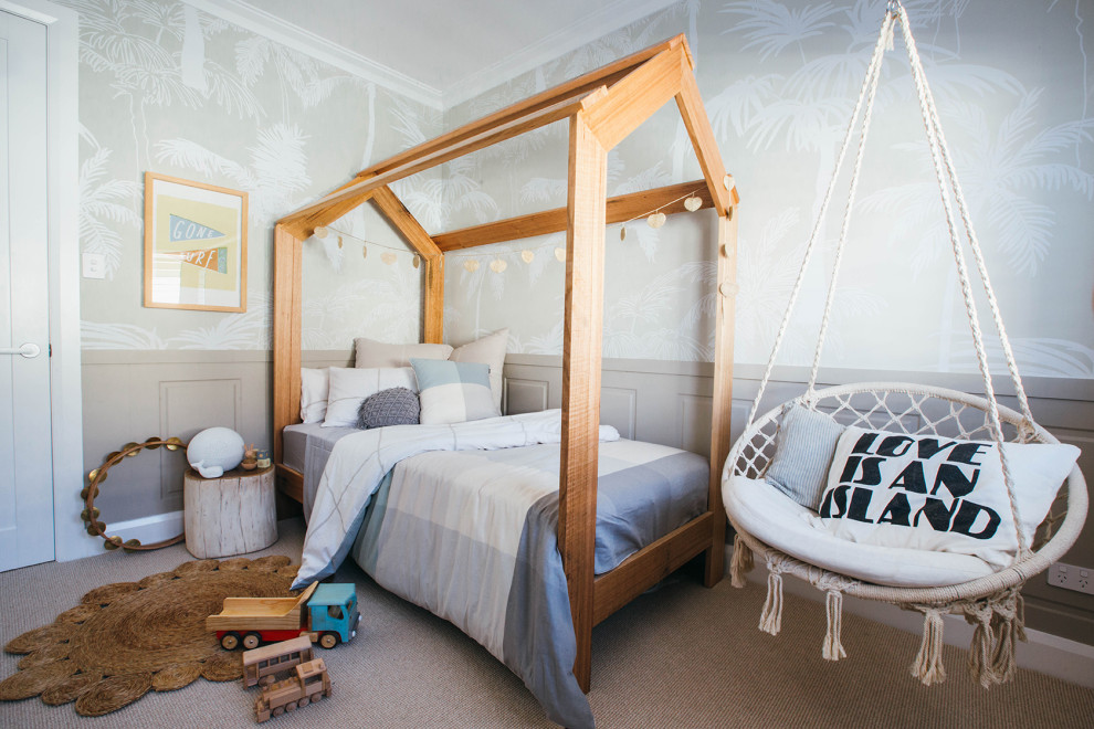 Diseño de dormitorio infantil de 4 a 10 años clásico renovado de tamaño medio con paredes grises, moqueta y suelo gris