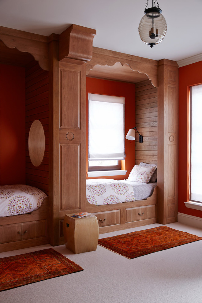 Esempio di una piccola cameretta da letto mediterranea con pareti arancioni e moquette