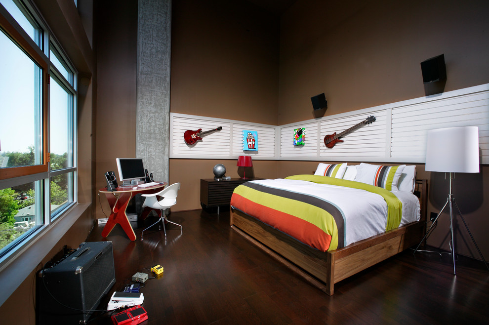 Aménagement d'une chambre de garçon contemporaine avec un mur marron et parquet foncé.