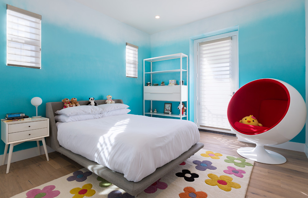Inspiration för mellanstora moderna barnrum, med flerfärgade väggar och ljust trägolv