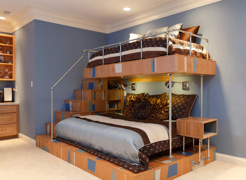 На фото: детская в современном стиле с спальным местом, синими стенами и ковровым покрытием для подростка, мальчика, двоих детей