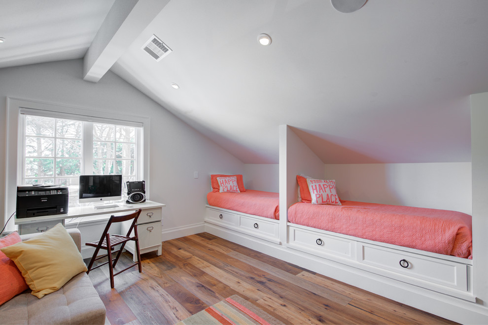 Lantlig inredning av ett flickrum kombinerat med sovrum, med vita väggar, mellanmörkt trägolv och brunt golv