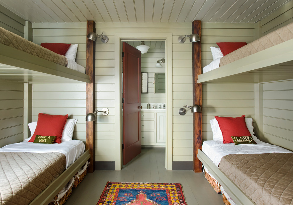 Idéer för ett rustikt könsneutralt barnrum kombinerat med sovrum och för 4-10-åringar, med gröna väggar, målat trägolv och grått golv