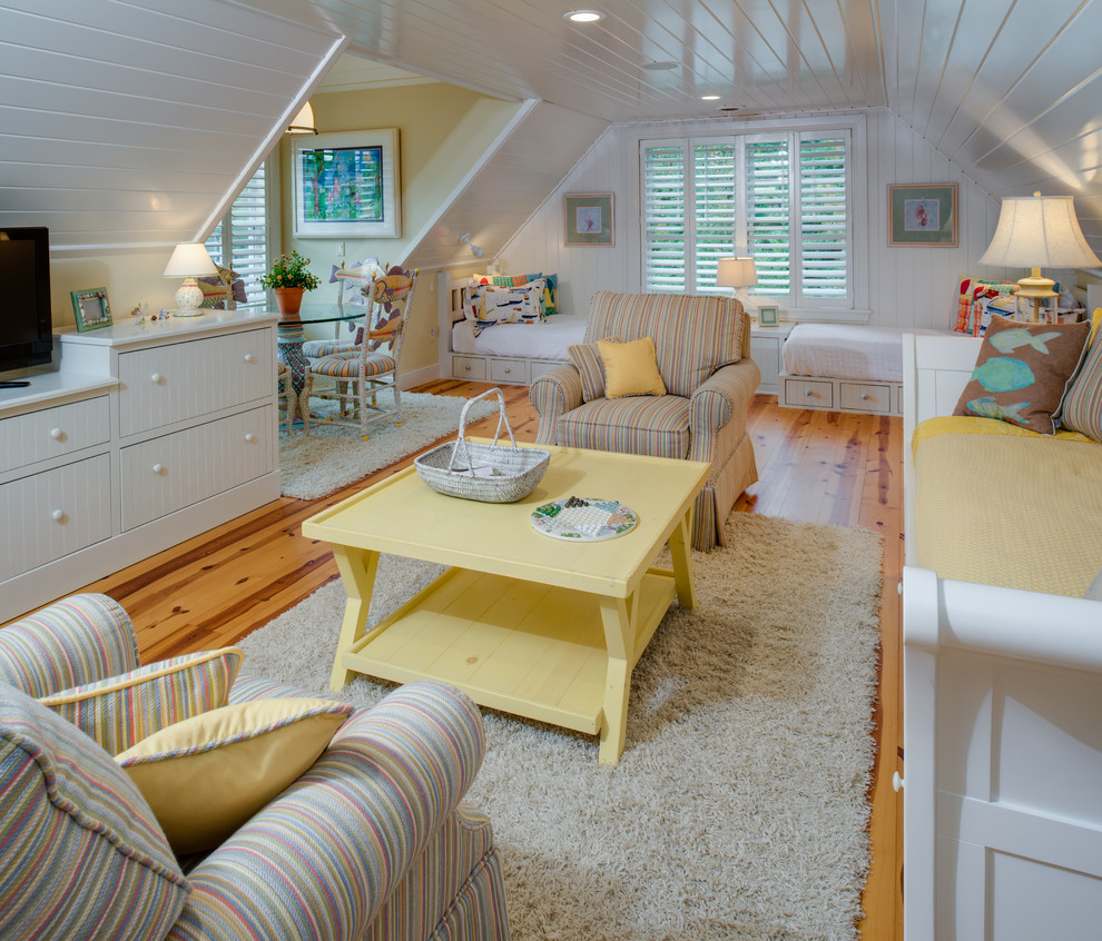 Modelo de dormitorio infantil de 4 a 10 años marinero grande con paredes blancas, suelo de madera en tonos medios y suelo marrón