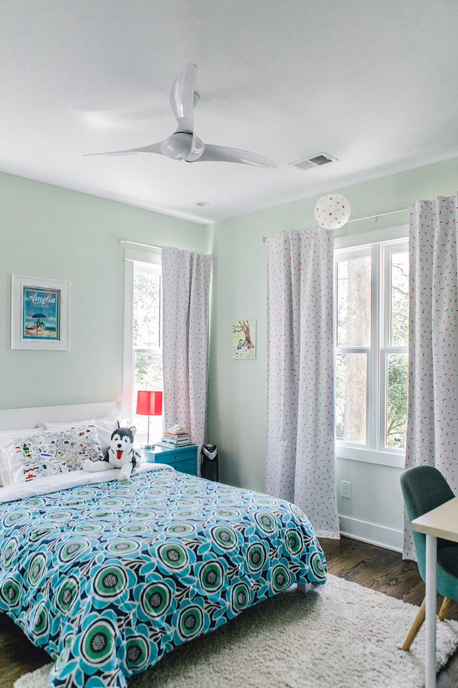 На фото: детская в стиле неоклассика (современная классика) с спальным местом, синими стенами и темным паркетным полом для ребенка от 4 до 10 лет, девочки с