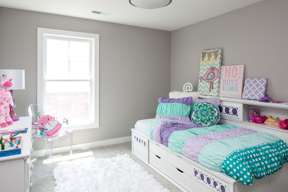 Idéer för mellanstora shabby chic-inspirerade flickrum kombinerat med sovrum och för 4-10-åringar, med grå väggar och heltäckningsmatta