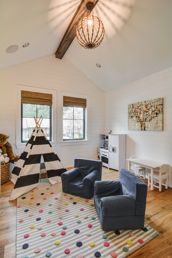 Ispirazione per una cameretta per bambini da 4 a 10 anni country con pareti bianche, pavimento in legno massello medio e pavimento marrone