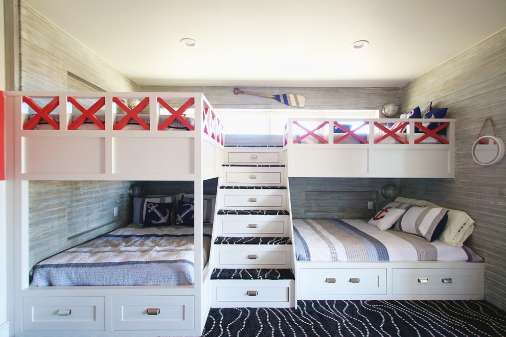 Idee per una grande cameretta per bambini stile marinaro con pareti multicolore, moquette e pavimento nero