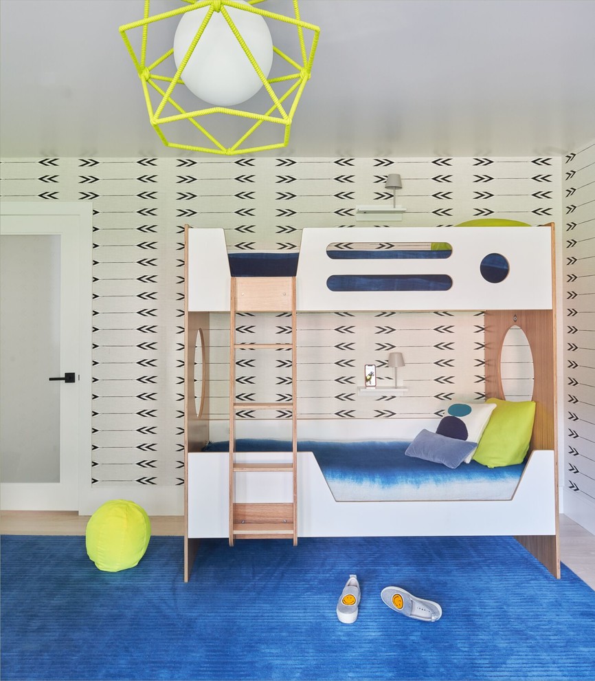 Diseño de dormitorio infantil contemporáneo de tamaño medio con suelo de madera clara