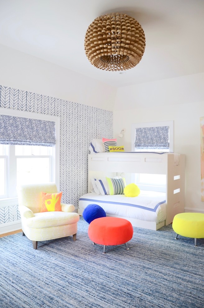 Réalisation d'une chambre d'enfant de 4 à 10 ans tradition de taille moyenne avec un mur multicolore, parquet clair et un sol beige.