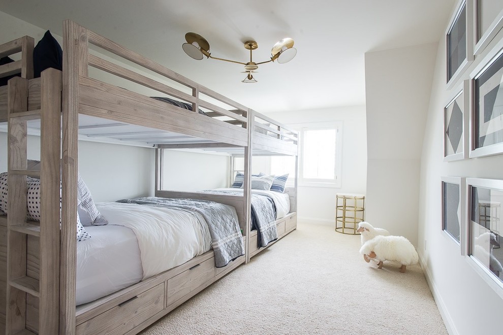 Exempel på ett mellanstort maritimt barnrum kombinerat med sovrum och för 4-10-åringar, med grå väggar, heltäckningsmatta och beiget golv