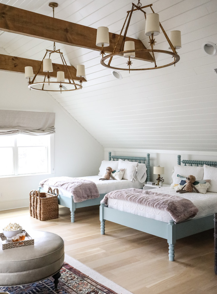 Ispirazione per una cameretta per bambini stile marino con pareti bianche, parquet chiaro e pavimento beige