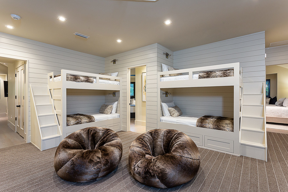 Idéer för mellanstora lantliga könsneutrala barnrum kombinerat med sovrum och för 4-10-åringar, med vita väggar, heltäckningsmatta och brunt golv