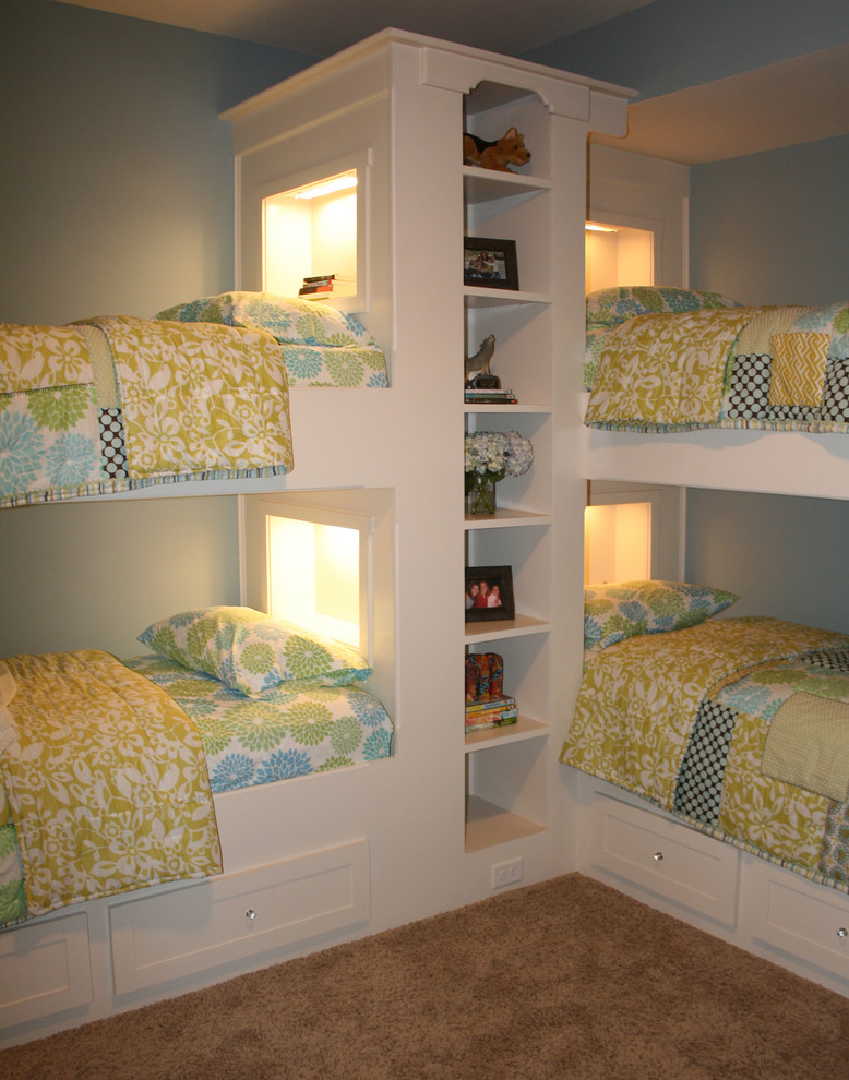 ローリーにあるトラディショナルスタイルのおしゃれな子供部屋 (青い壁、カーペット敷き、児童向け、二段ベッド) の写真