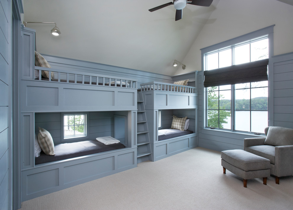 Bild på ett maritimt könsneutralt barnrum kombinerat med sovrum och för 4-10-åringar, med blå väggar, heltäckningsmatta och grått golv