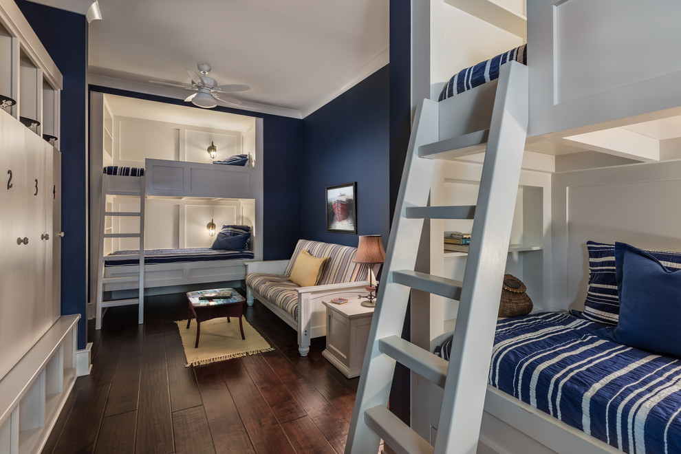 Réalisation d'une chambre d'enfant de 4 à 10 ans marine avec un mur bleu, parquet foncé, un sol marron et un lit superposé.