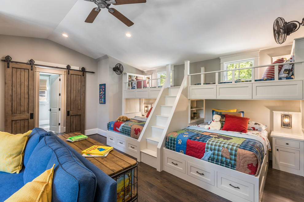Neutrales Rustikales Kinderzimmer mit Schlafplatz, grauer Wandfarbe, dunklem Holzboden und braunem Boden in Sonstige