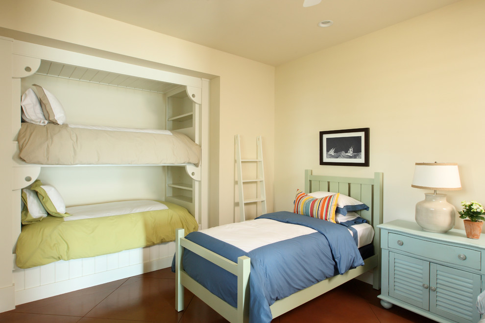 Ejemplo de dormitorio infantil costero con paredes amarillas y suelo de baldosas de cerámica