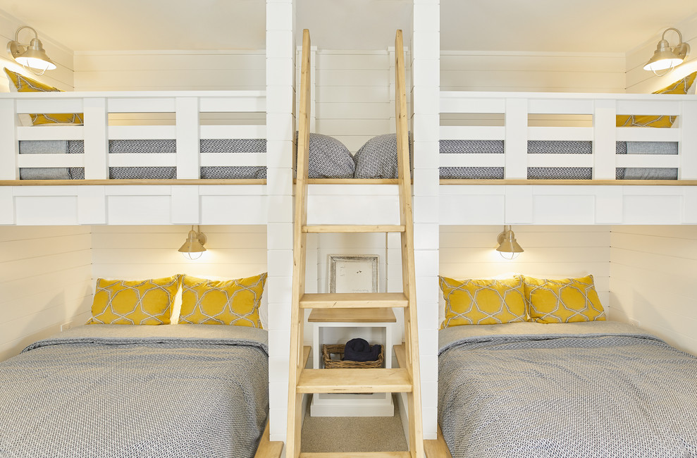 Modelo de dormitorio infantil de 4 a 10 años tradicional renovado con paredes blancas