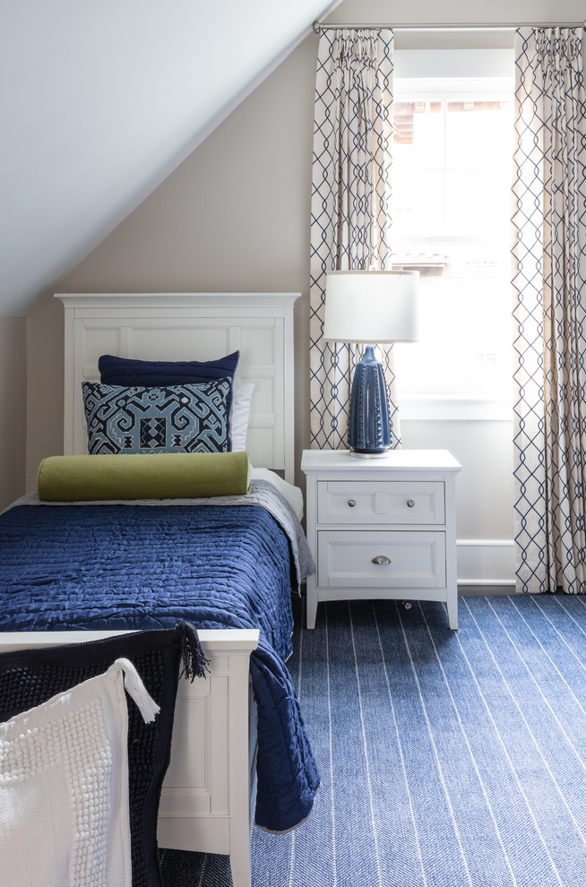 Mittelgroßes, Neutrales Maritimes Jugendzimmer mit Schlafplatz, beiger Wandfarbe, dunklem Holzboden und blauem Boden in Charlotte