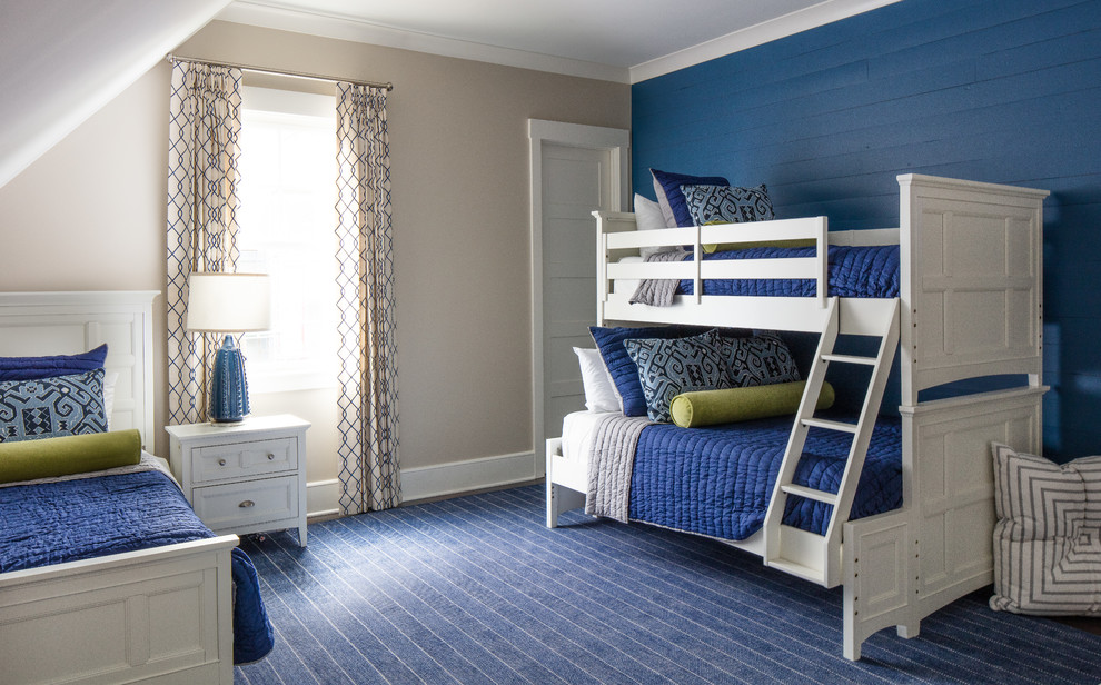 Mittelgroßes, Neutrales Modernes Jugendzimmer mit Schlafplatz, beiger Wandfarbe, dunklem Holzboden und blauem Boden in Charlotte