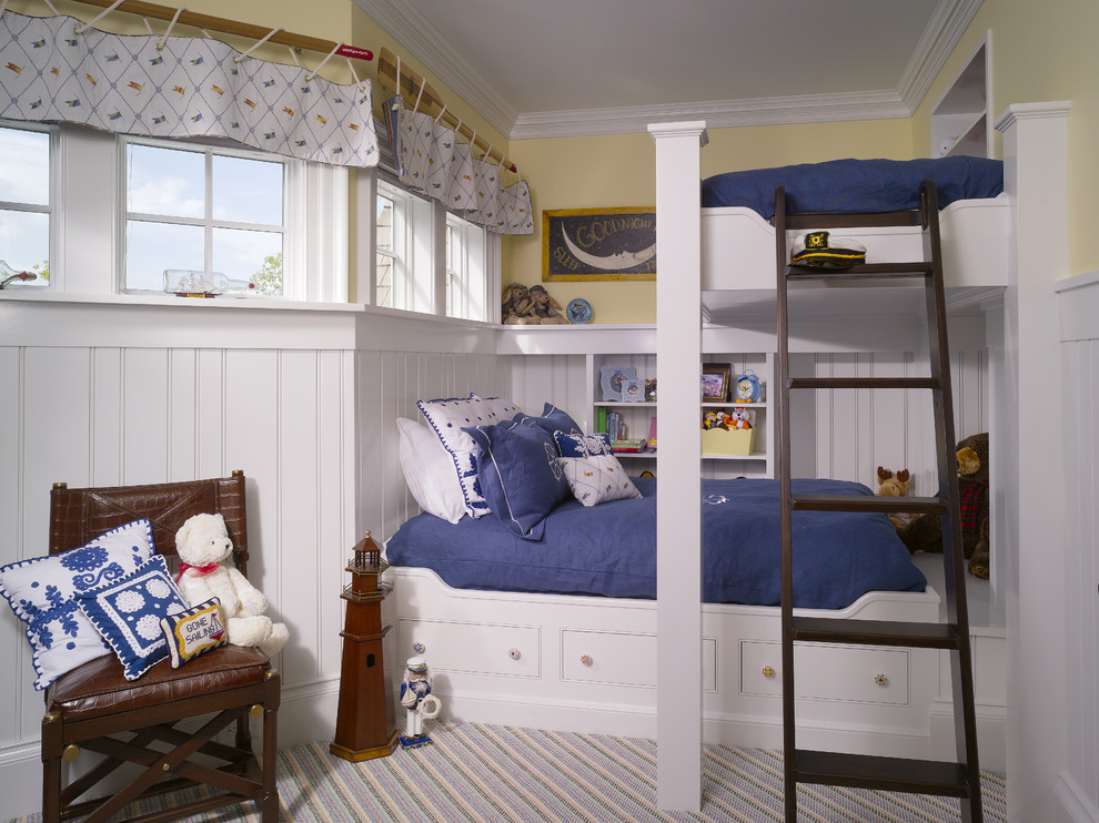 Idée de décoration pour une chambre d'enfant de 1 à 3 ans tradition avec un mur jaune, moquette et un lit superposé.