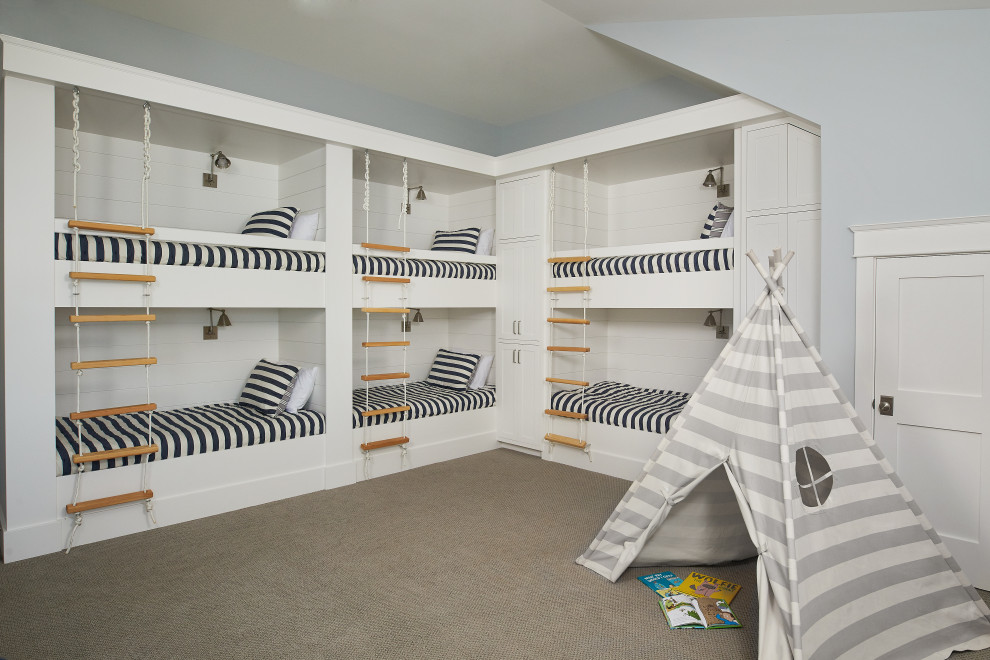 Cette photo montre une grande chambre d'enfant de 4 à 10 ans bord de mer avec moquette, un mur gris et un sol gris.