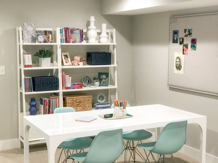Inspiration pour une chambre d'enfant minimaliste de taille moyenne avec un bureau, un mur gris, moquette et un sol beige.