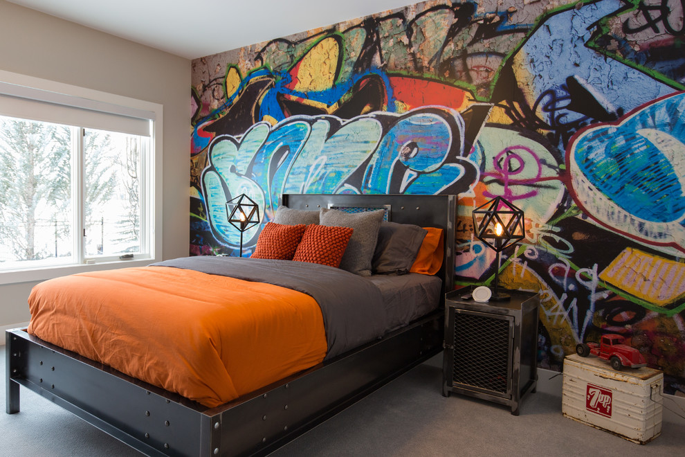 Ejemplo de dormitorio infantil industrial grande con moqueta, suelo gris y paredes multicolor