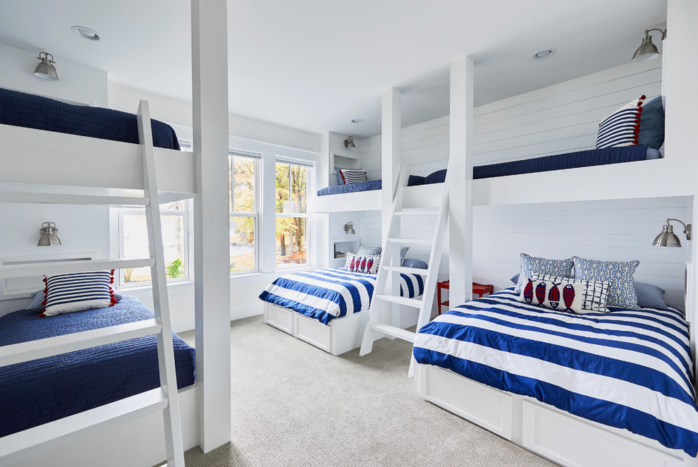 Inspiration för ett maritimt könsneutralt barnrum kombinerat med sovrum och för 4-10-åringar, med vita väggar, heltäckningsmatta och grått golv