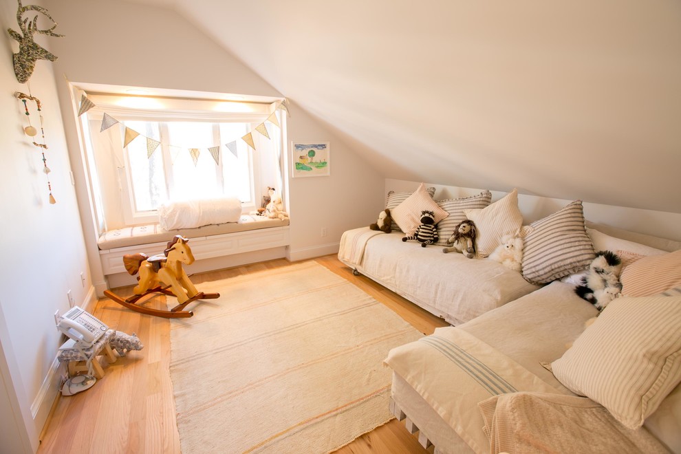 Esempio di una piccola cameretta per bambini da 4 a 10 anni american style con pareti bianche e pavimento in legno massello medio