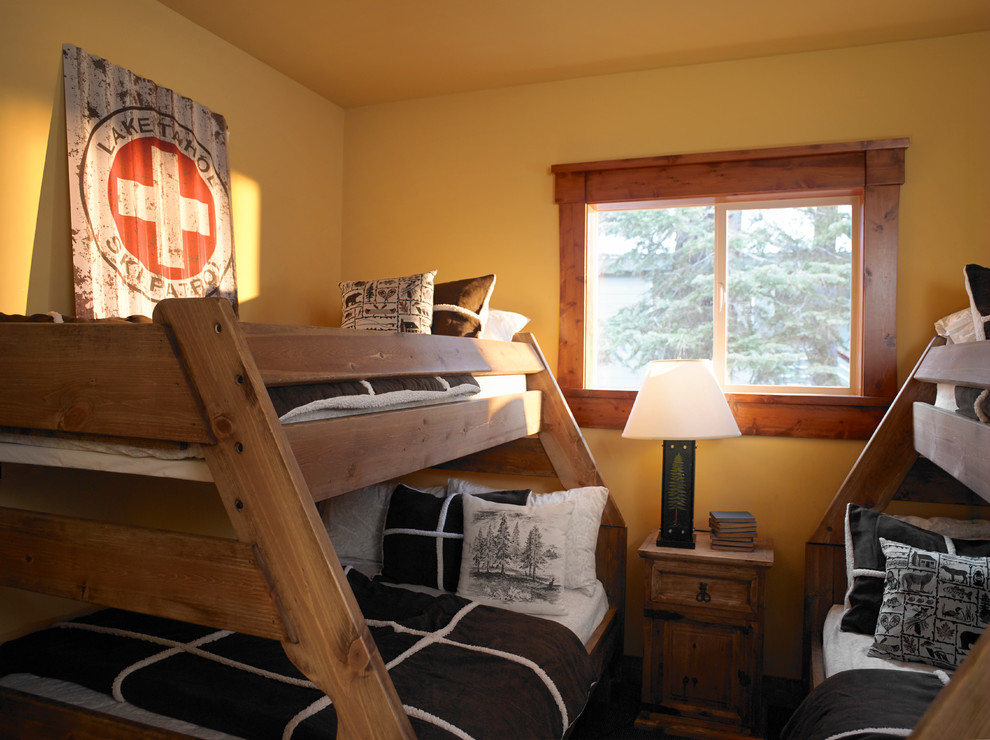 Imagen de dormitorio infantil de 4 a 10 años rural de tamaño medio con paredes amarillas y suelo de madera en tonos medios