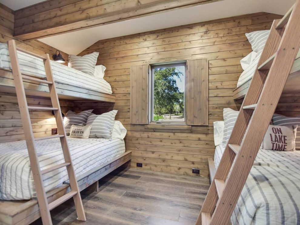 Neutrales Maritimes Jugendzimmer mit Schlafplatz und braunem Holzboden in Austin