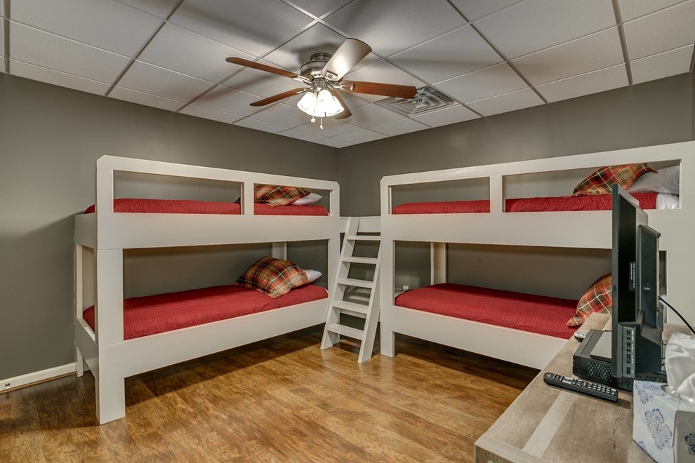 Cette photo montre une grande chambre d'enfant de 4 à 10 ans montagne avec un mur gris, un sol en bois brun et un sol marron.