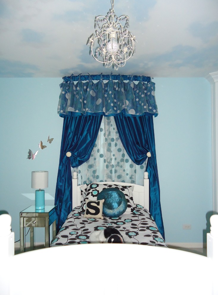 Eklektisk inredning av ett mellanstort flickrum kombinerat med sovrum och för 4-10-åringar, med blå väggar och heltäckningsmatta