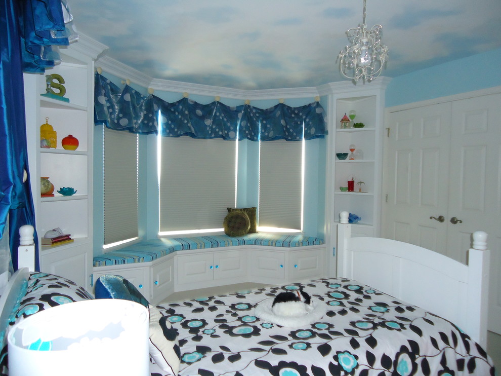 Idée de décoration pour une chambre d'enfant de 4 à 10 ans bohème de taille moyenne avec un mur bleu et moquette.